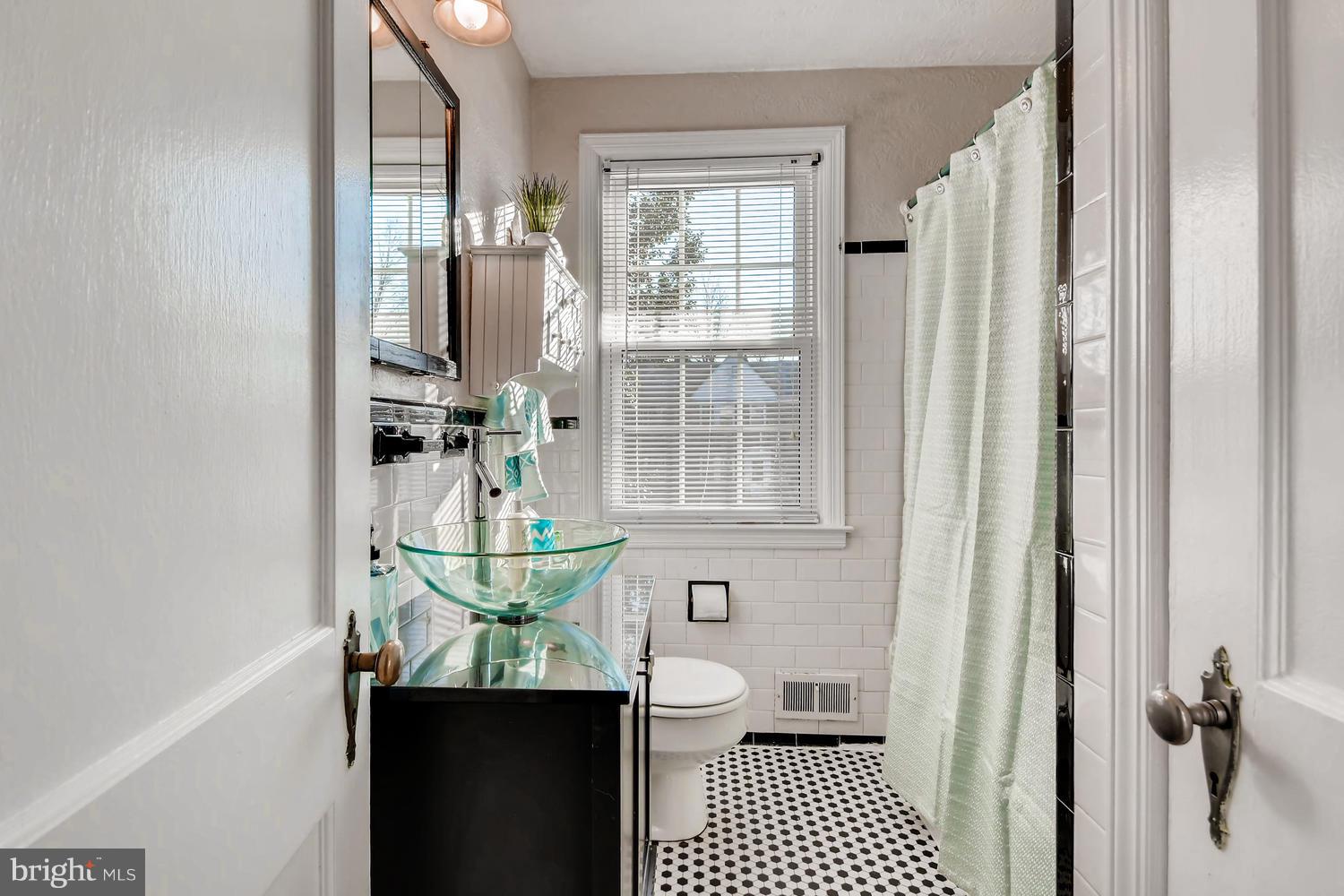 148 Hopkins Road Baltimore, MD 21212 - Photo 13 of 36 Full bath with updated vanity
