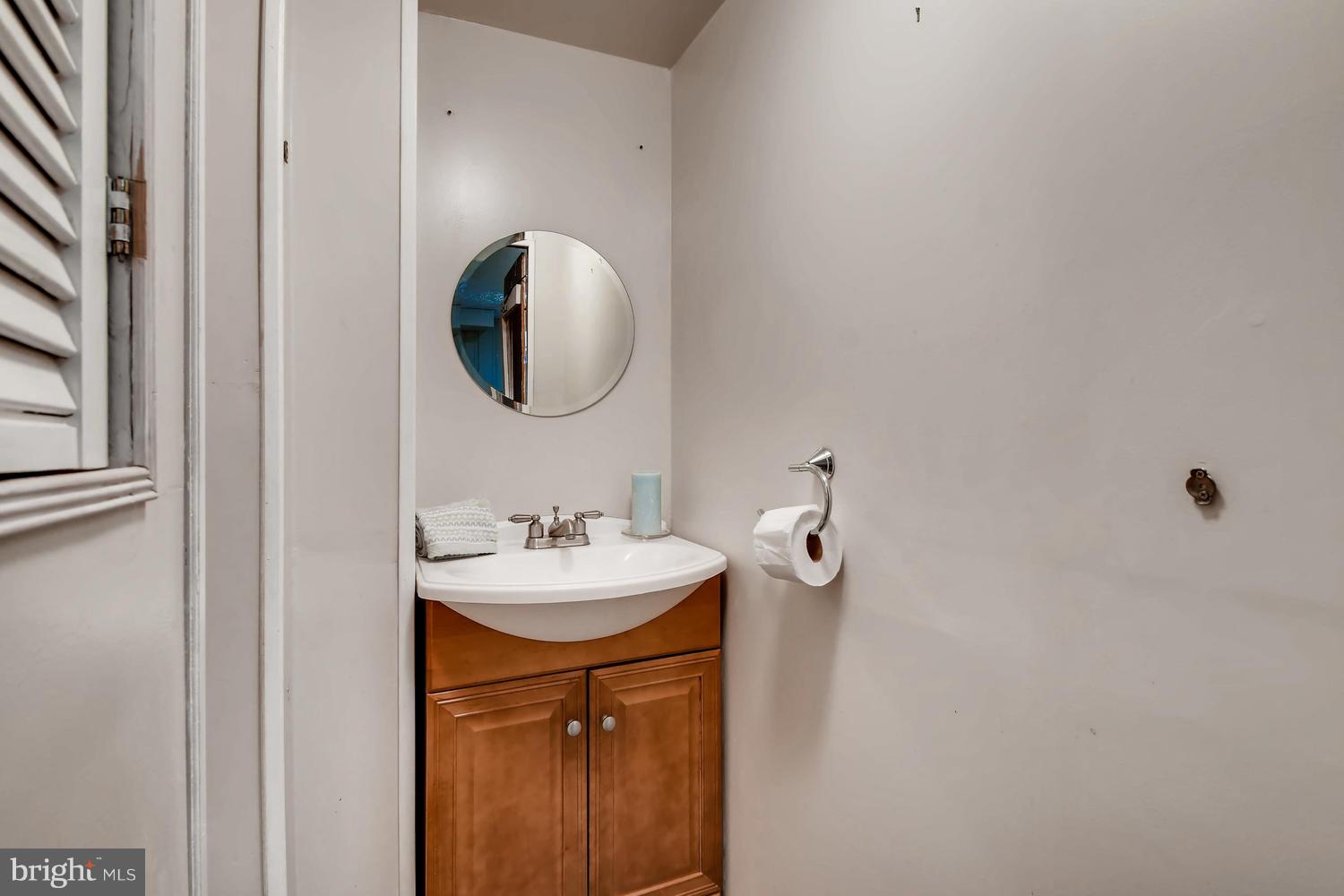 148 Hopkins Road Baltimore, MD 21212 - Photo 22 of 36 Powder room in lower level