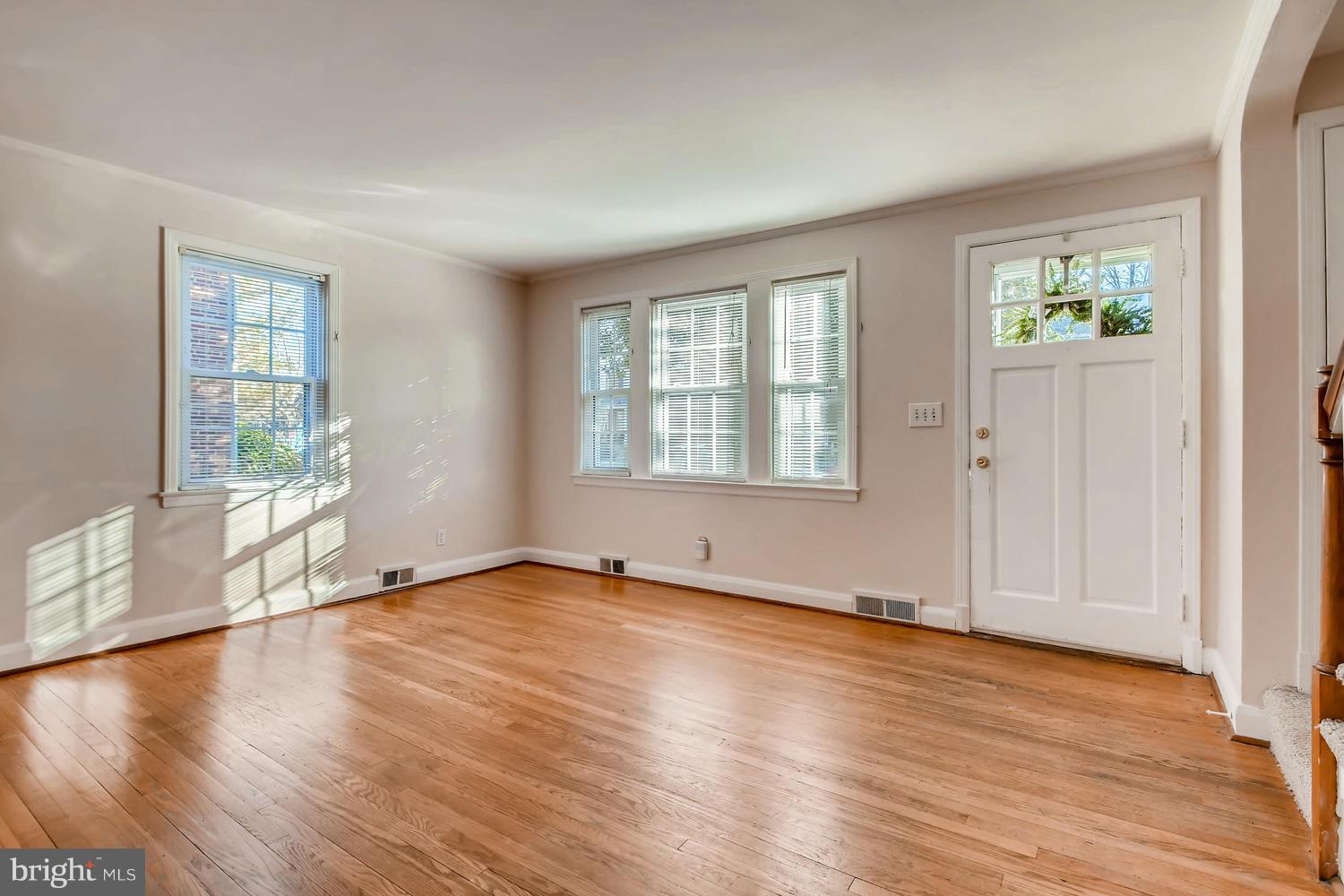 148 Hopkins Road Baltimore, MD 21212 - Photo 4 of 36 Living room with hardwood floors