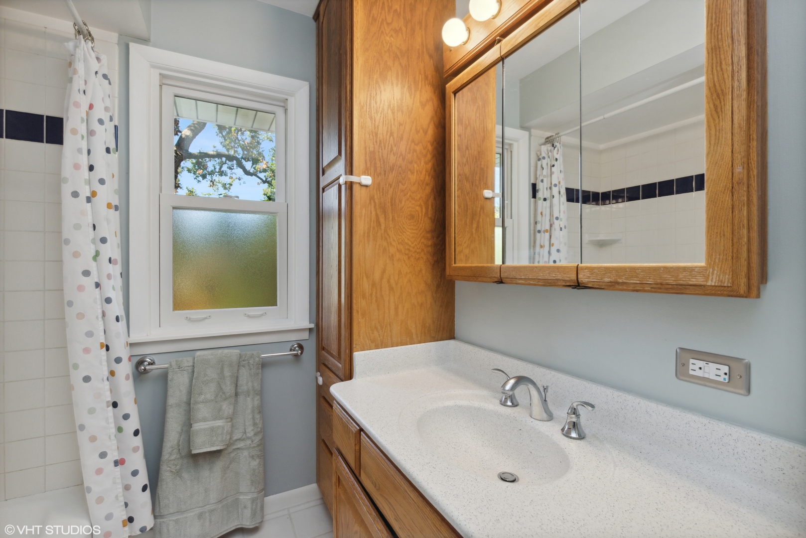 650 Garfield Avenue Lake Bluff, IL 60044 - Photo 13 of 25 a bathroom with a sink and a mirror
