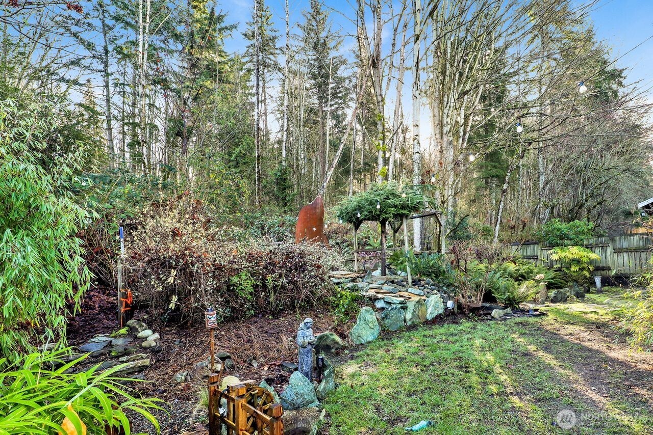 840 Nevada Street Bellingham, WA 98229 - Photo 37 of 38 a backyard of a house with lots of green space