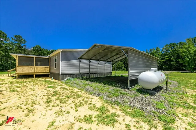 a view of a backyard