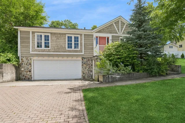 $300,000 | 131 West Street, Lake Geneva, WI 53147