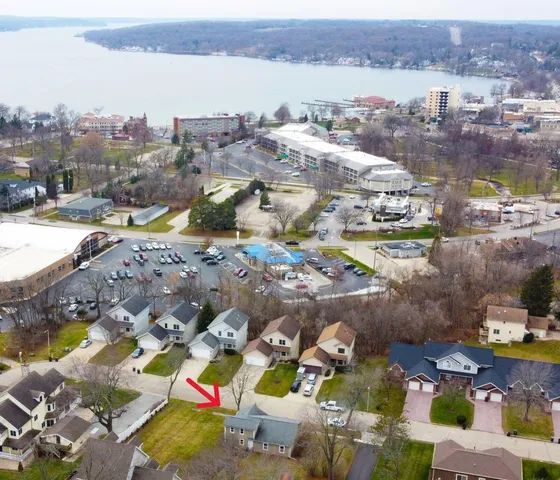 $300,000 | 131 West Street, Lake Geneva, WI 53147