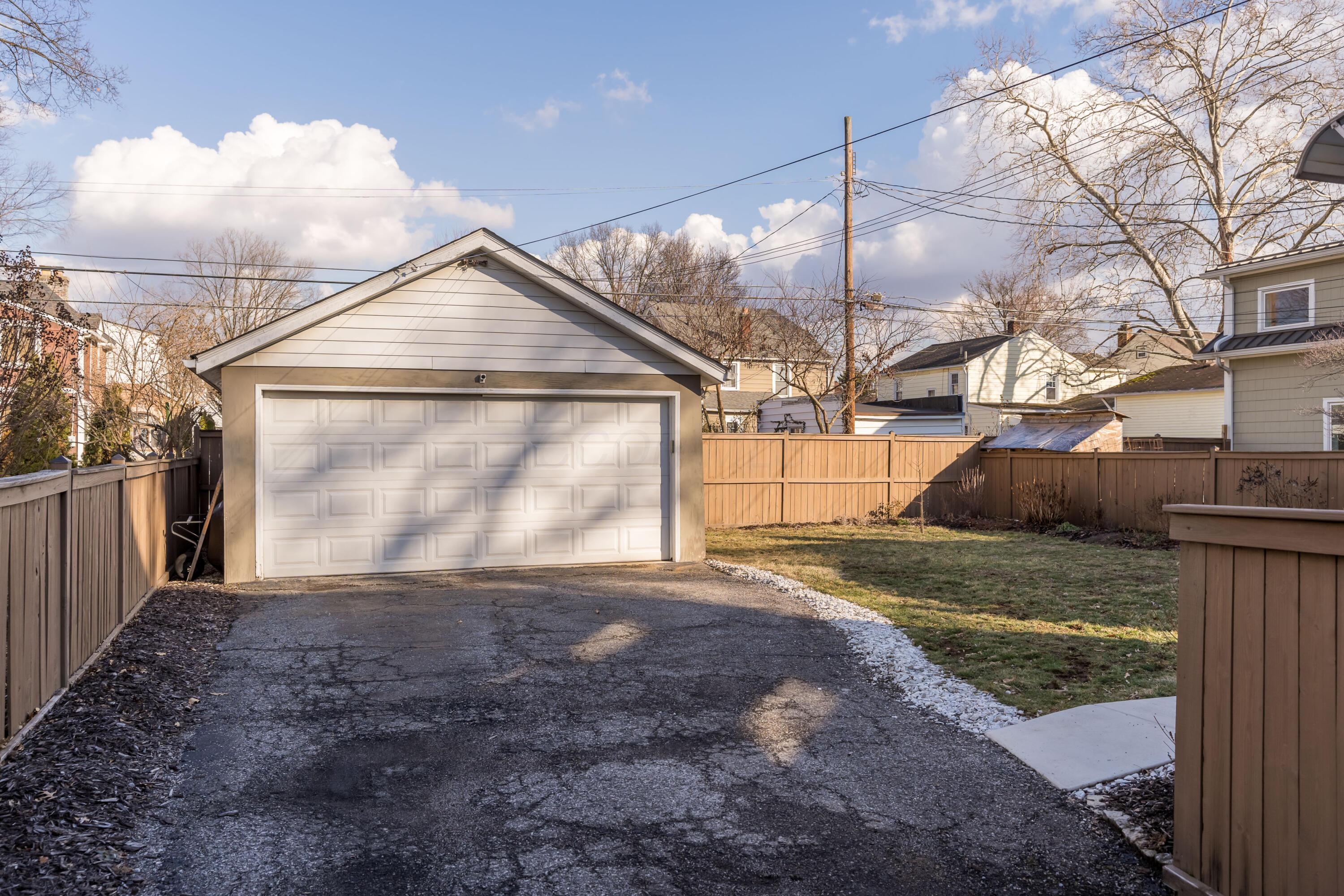 984 South Cassingham Road Columbus, OH 43209 - Photo 7 of 38 984 S Cassingham_45