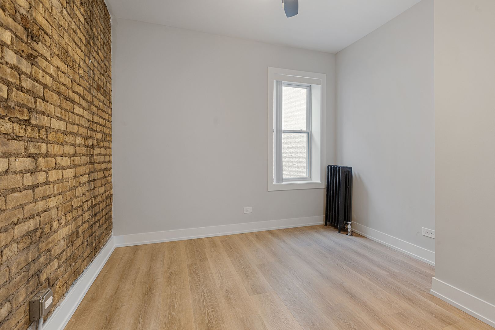 7423 North Clark Street, Unit 2 Chicago, IL 60626 - Photo 7 of 13 a view of an empty room and a window