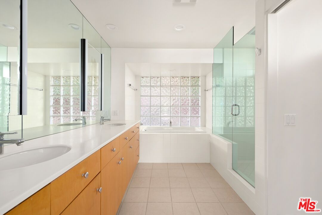 590 North Tigertail Road Los Angeles, CA 90049 - Photo 10 of 16