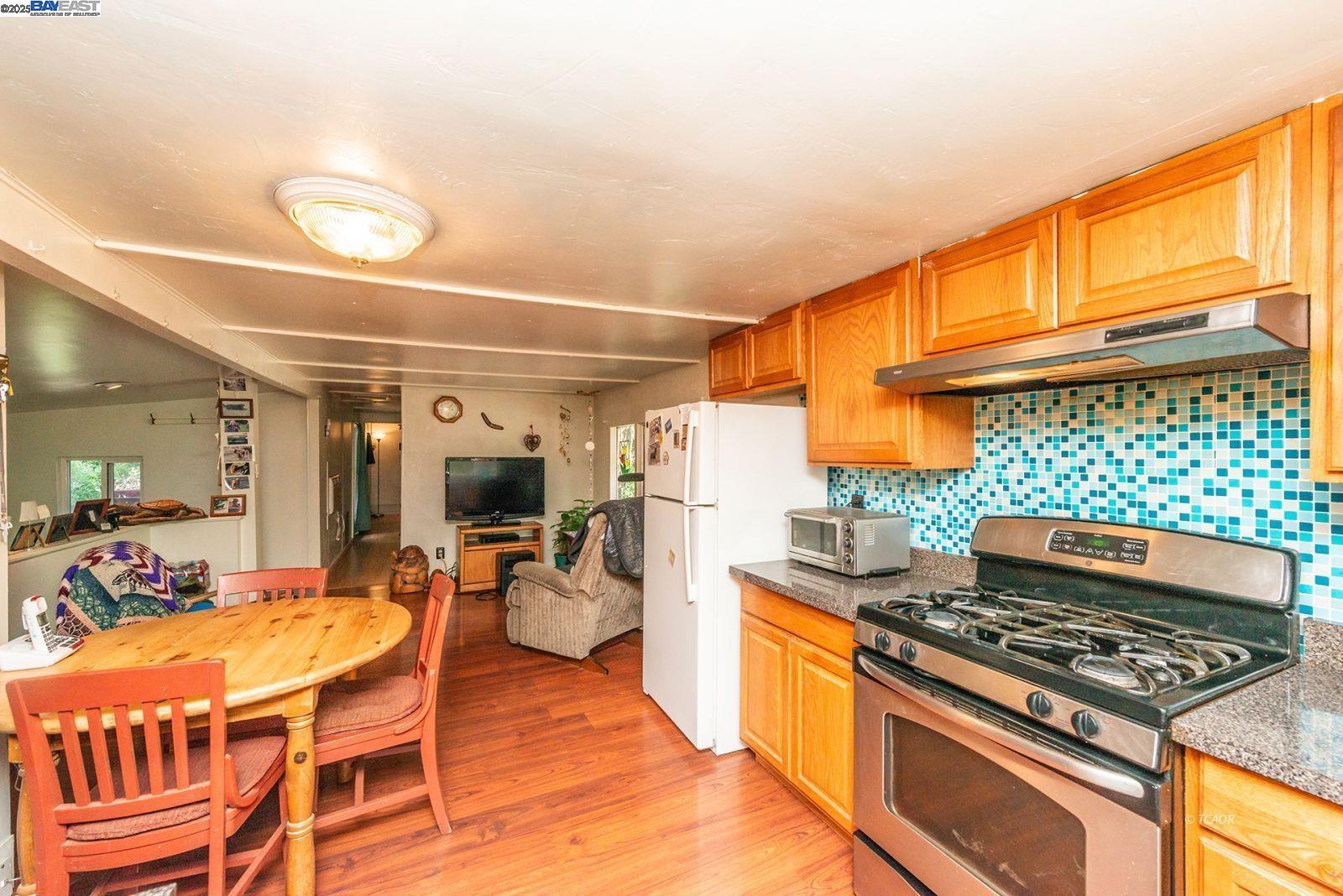 2940 Dutch Creek Road Junction City, CA 96048 - Photo 16 of 47 a kitchen with table and chairs