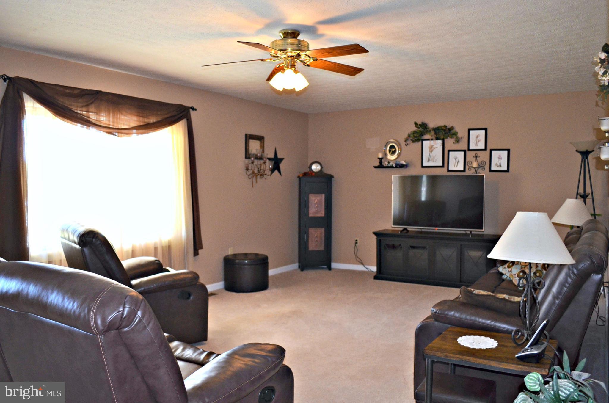 827 Fairbee Road Berkeley Springs, WV 25411 - Photo 9 of 30 Living Room