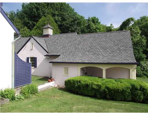 Jamestown Village Jamestown, RI 02835 - Photo 4 of 17 Stable/Barn. The detached garage, includes a chauffeur s quarters complete will full bath.