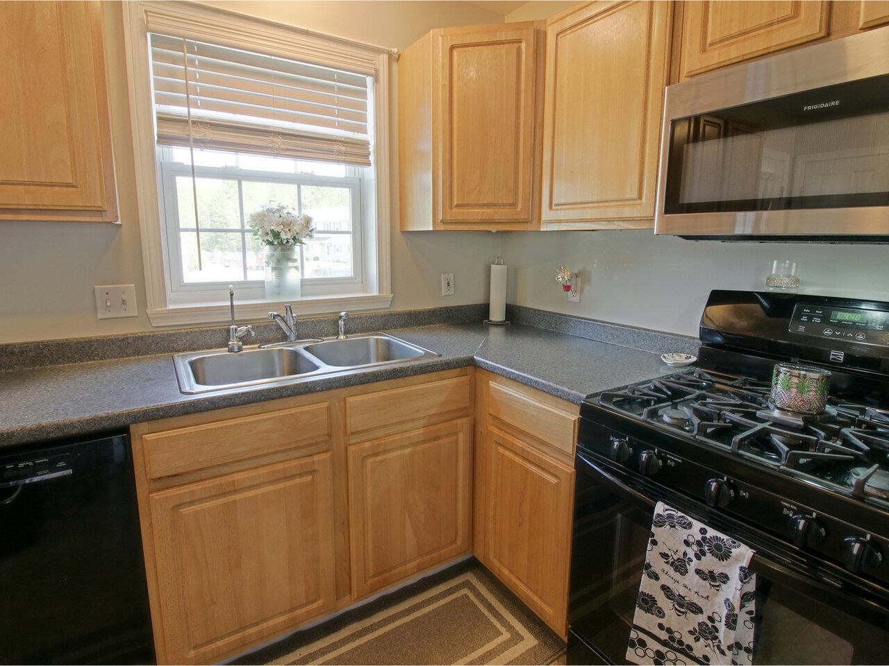 48 Colonial Road, Unit 103 Fairfax, VT 05454 - Photo 4 of 27