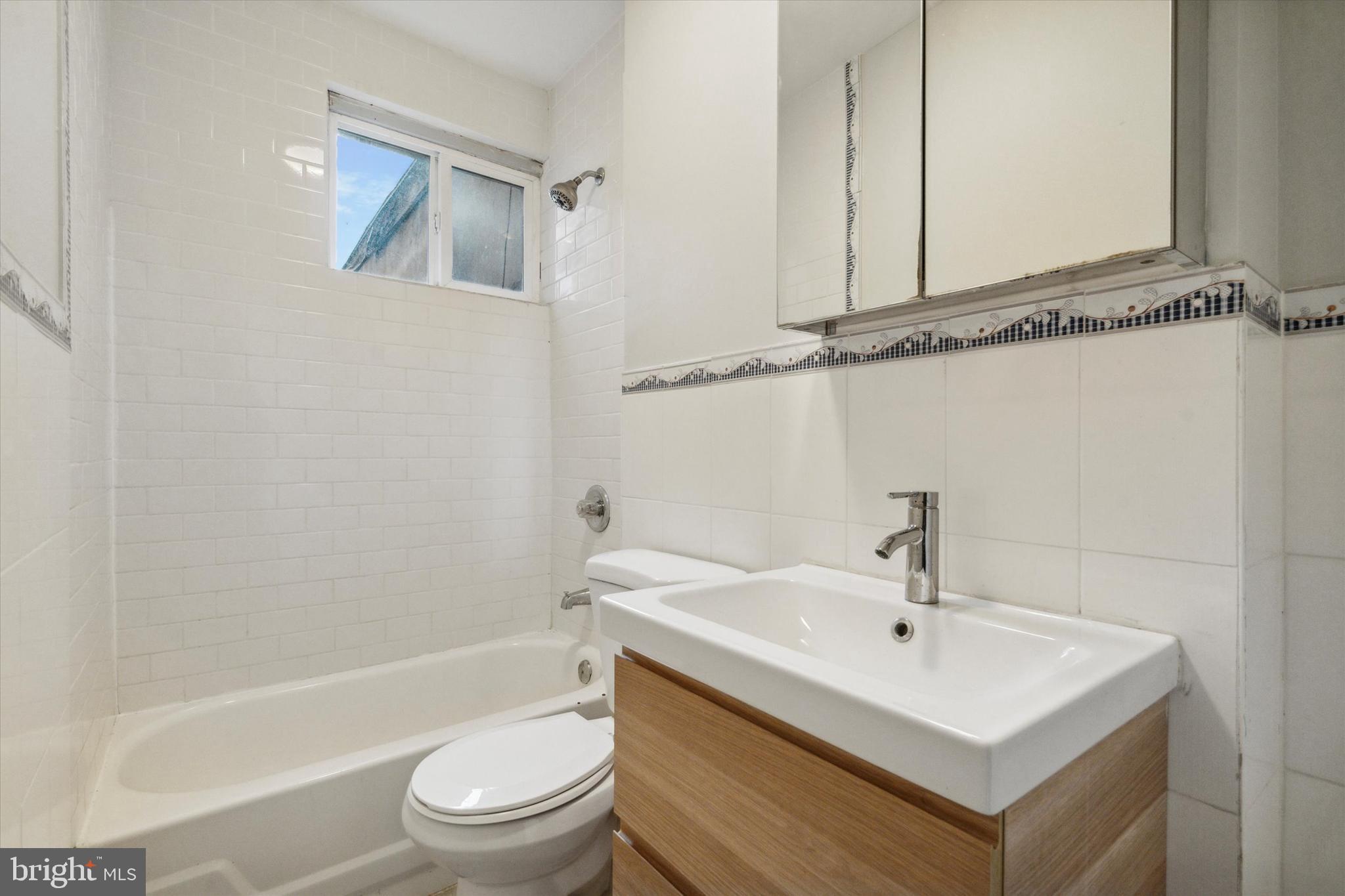 711 Reed Street Philadelphia, PA 19147 - Photo 23 of 32 a bathroom with a sink a toilet and a bathtub
