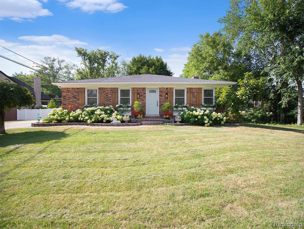 240 Maplehill Road Rochester Hills, MI 48306 - Photo 5 of 35
