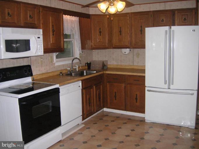 975 Shady Beach Road Elkton, MD 21921 - Photo 5 of 11 Kitchen