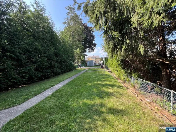 a view of a yard with plants
