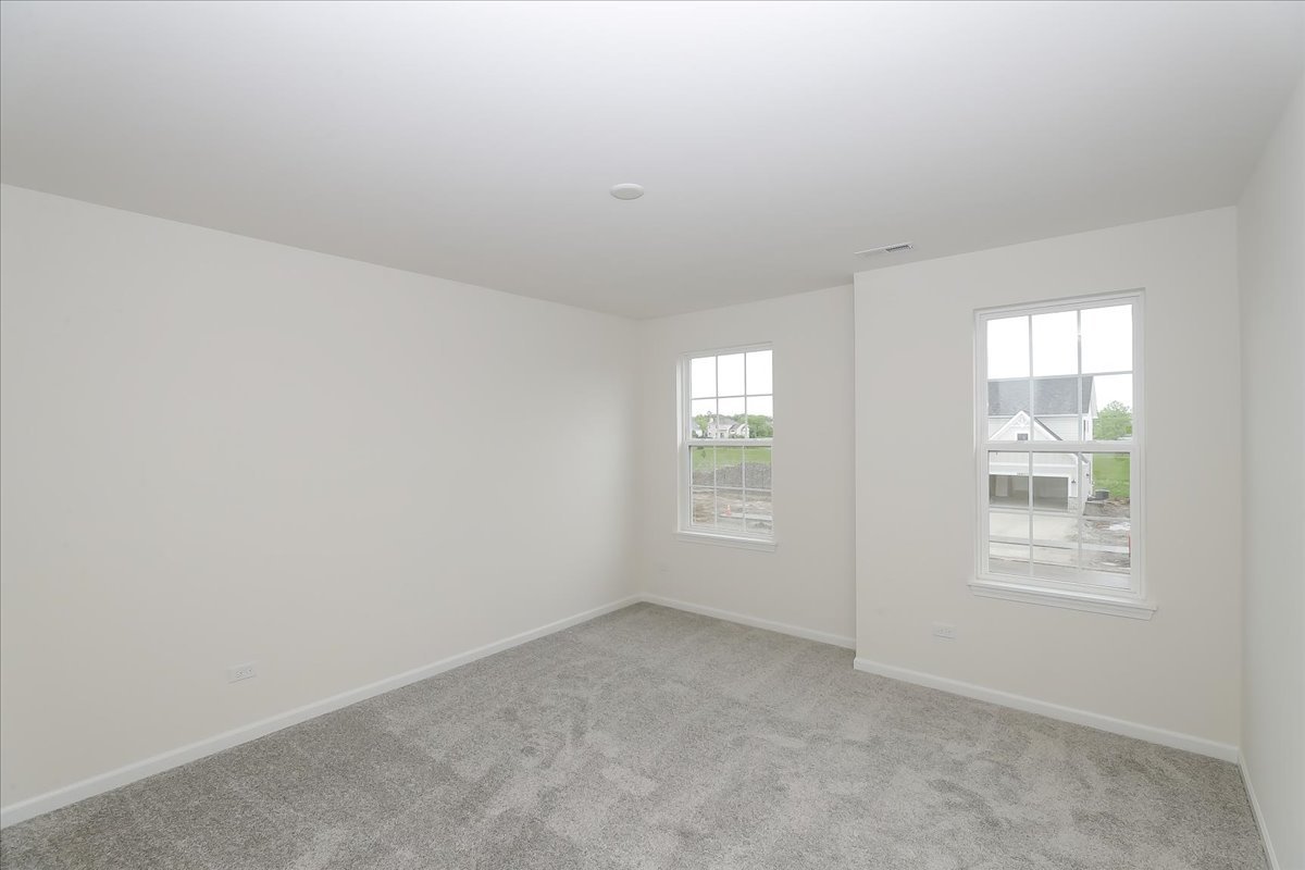 860 Preston Lane Oswego, IL 60543 - Photo 33 of 34 an empty room with windows