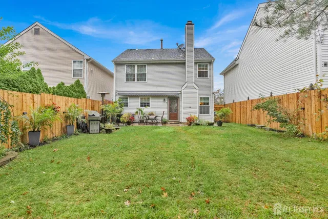 a view of a house with backyard