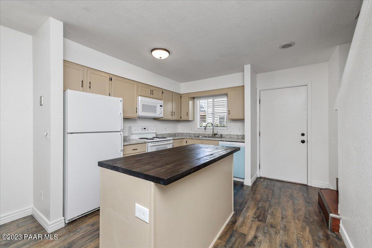 1240 Stetson Road, Unit 17 Prescott, AZ 86303 - Photo 6 of 18 06-Kitchen