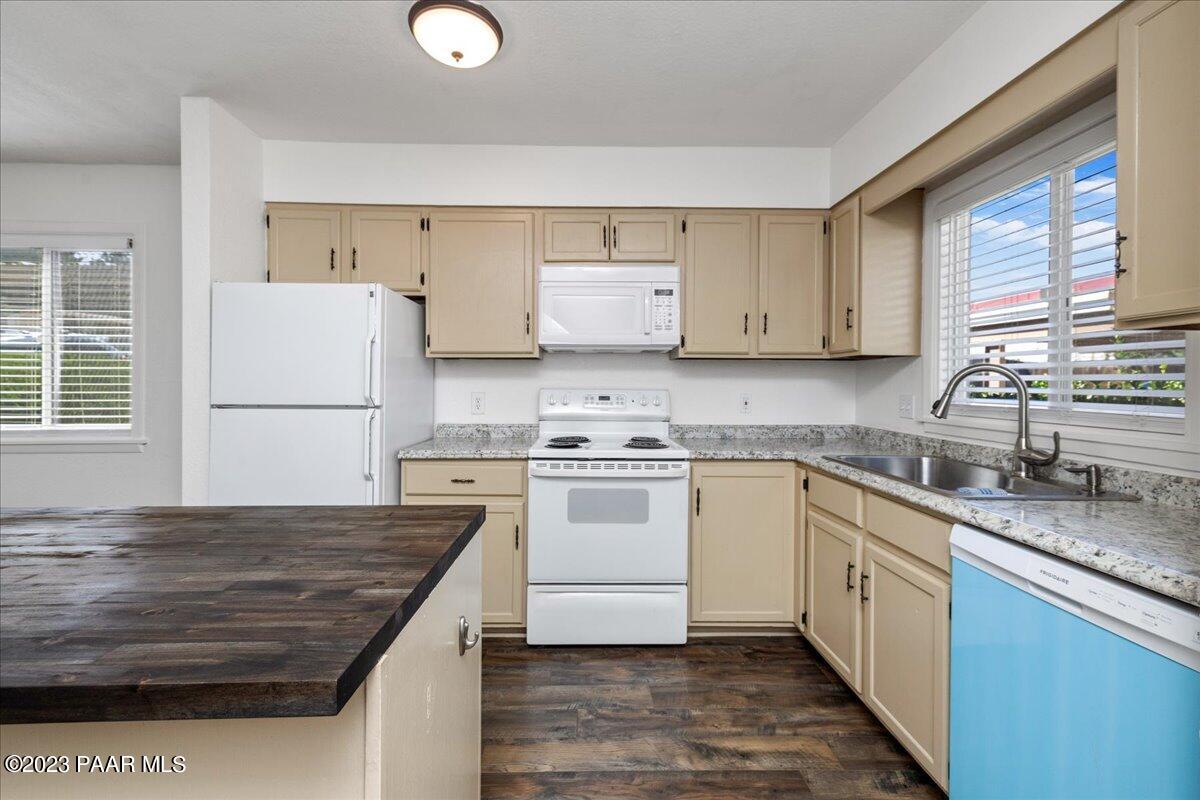 1240 Stetson Road, Unit 17 Prescott, AZ 86303 - Photo 7 of 18 07-Kitchen