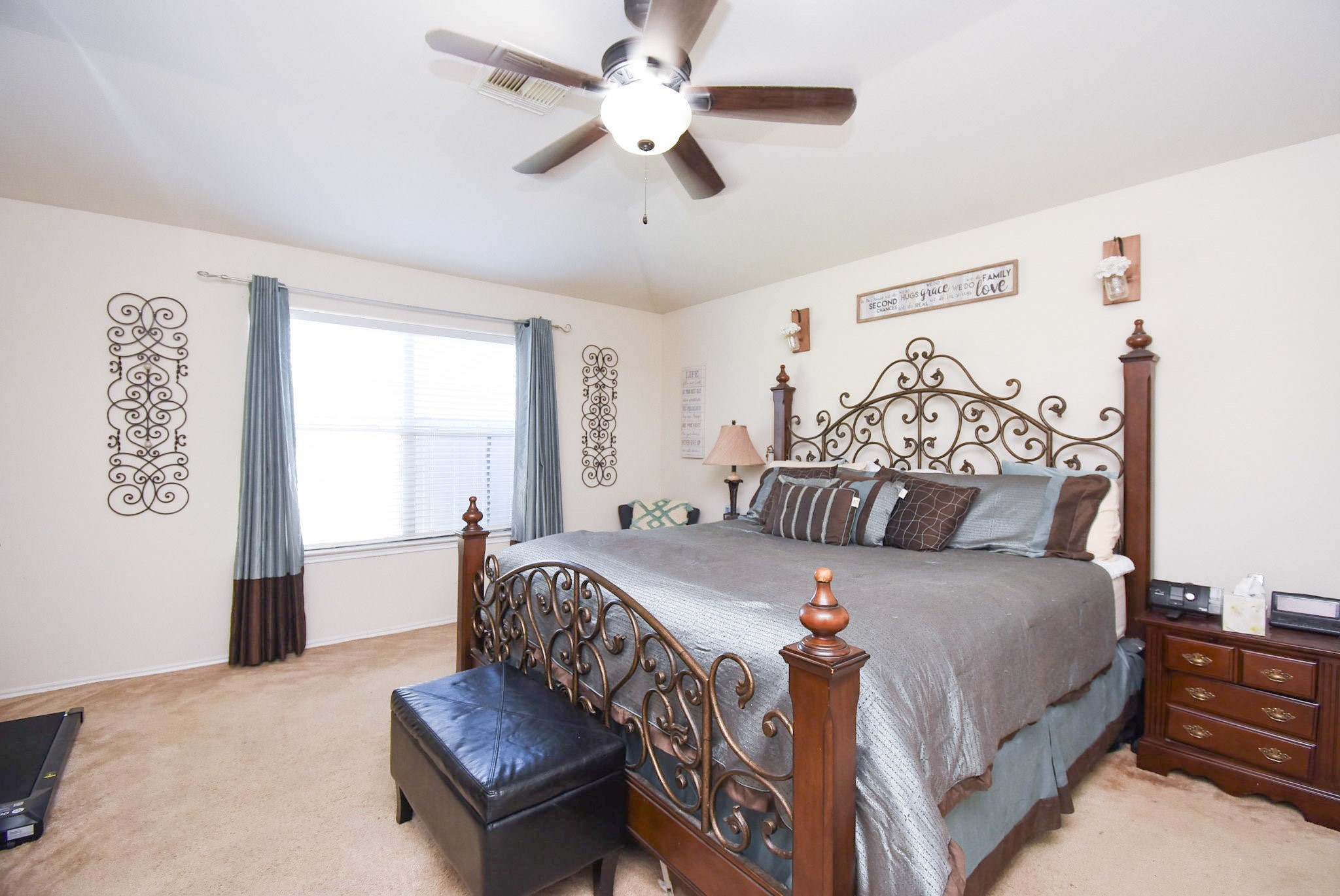 8502 Parapet Place Rosharon, TX 77583 - Photo 17 of 34 a bedroom with a large bed and a dresser