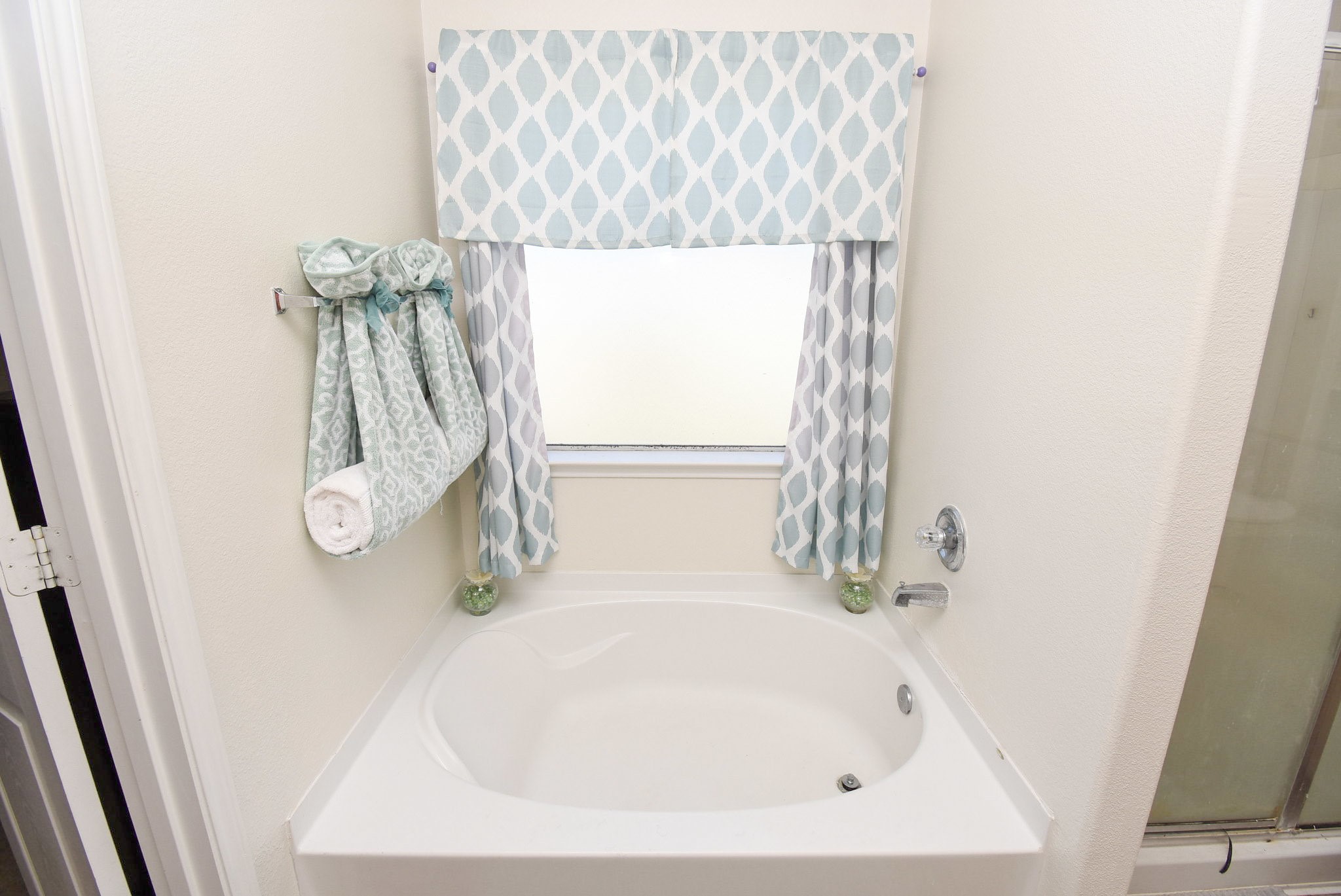 8502 Parapet Place Rosharon, TX 77583 - Photo 22 of 34 a bathroom with a tub