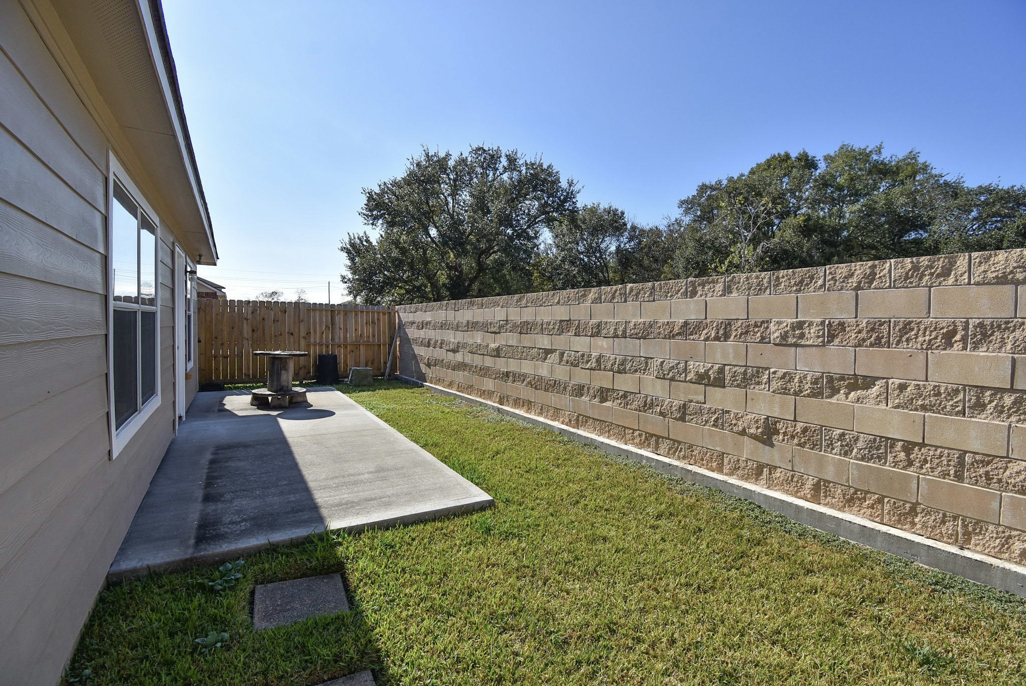 8502 Parapet Place Rosharon, TX 77583 - Photo 28 of 34 a view of backyard with seating area and green space