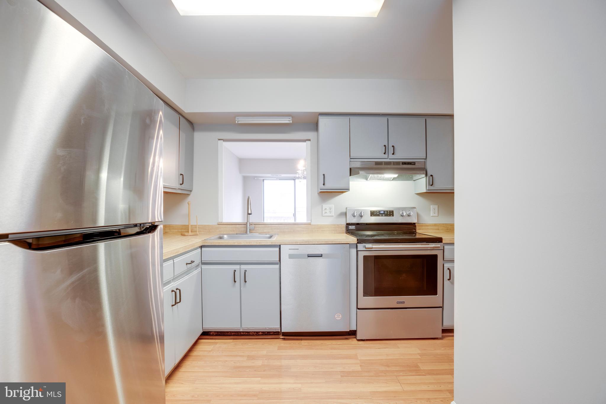 241 Coventry Square Sterling, VA 20164 - Photo 13 of 29 a kitchen with a stove a refrigerator and a sink
