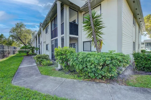 $2,300 | 468 Northeast 206th Lane, Unit 205, Miami, FL 33179