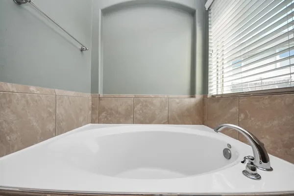 $2,150 | 2402 Village Lakes Drive, Katy, TX 77493