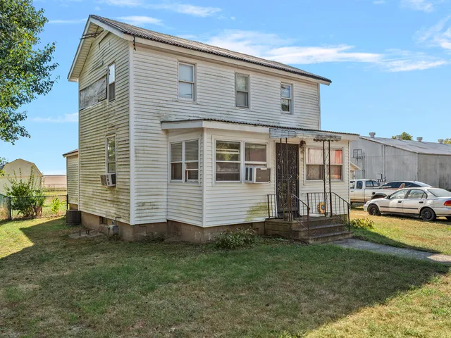 $94,900 | 215 Grove Street, Weldon, IL 61882