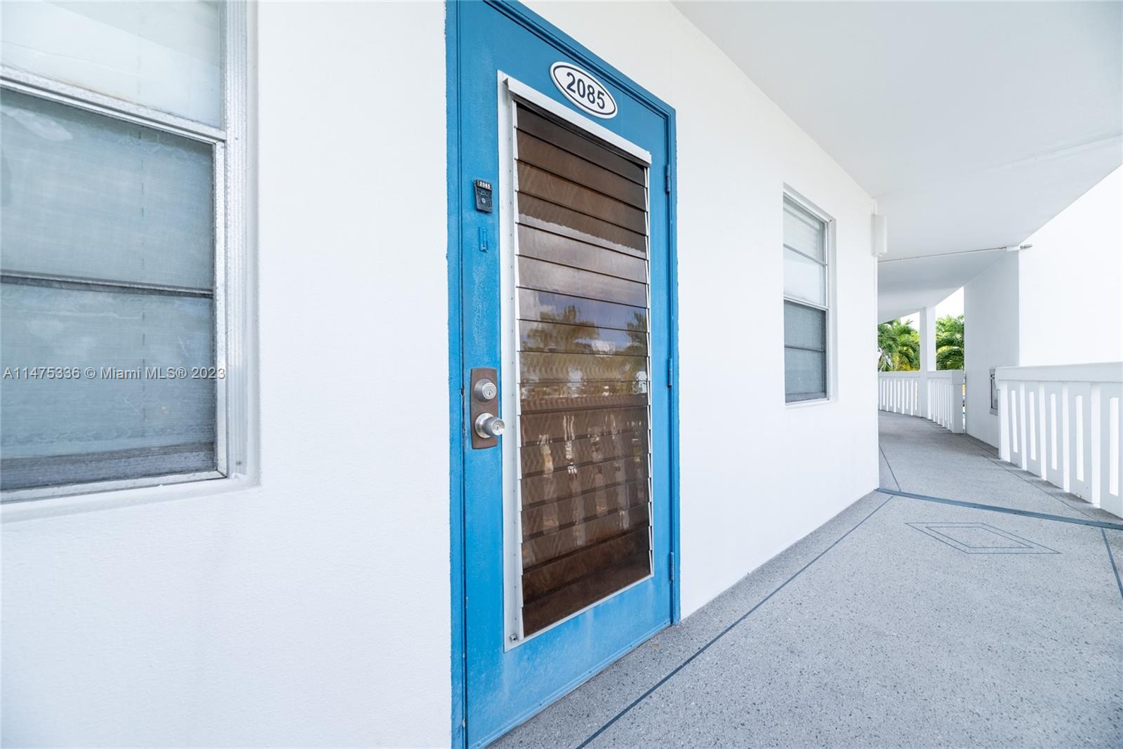 2085 Exeter, Unit 2085 Boca Raton, FL 33434 - Photo 18 of 20 a view of an empty room and window