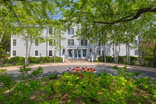 $1,145,000 | 603 Lake Street, Unit 214, Excelsior, MN 55331