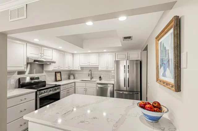 $1,145,000 | 603 Lake Street, Unit 214, Excelsior, MN 55331