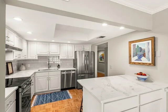 $1,145,000 | 603 Lake Street, Unit 214, Excelsior, MN 55331