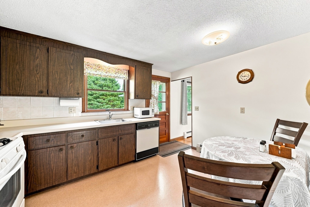 19 Mc Intosh Road Chelmsford, MA 01824 - Photo 12 of 40 Gallery Image 12