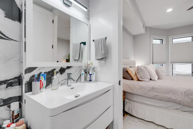 a en suite bathroom with a sink and a mirror