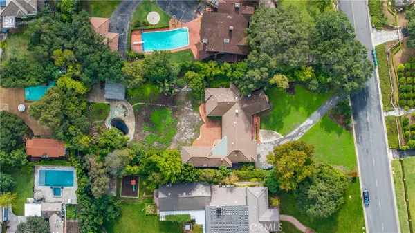 a view of a house with a backyard