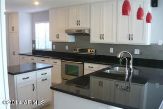 477 West Colt Road Tempe, AZ 85284 - Photo 6 of 27 Kitchen with island