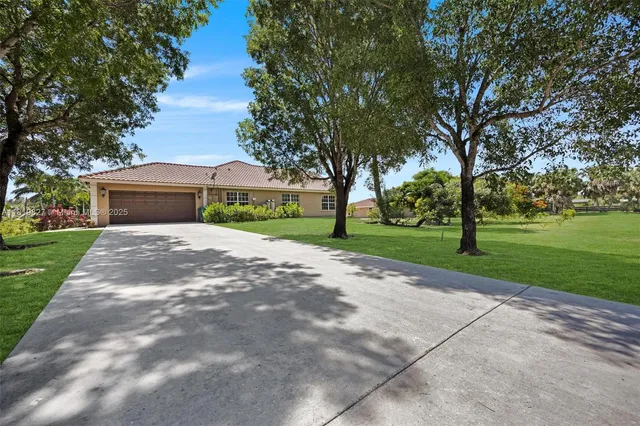 a view of a house with backyard