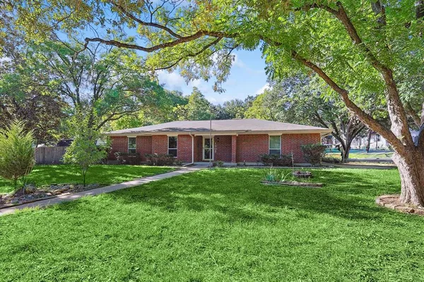 $2,300 | 1302 Palm Street, Mansfield, TX 76063