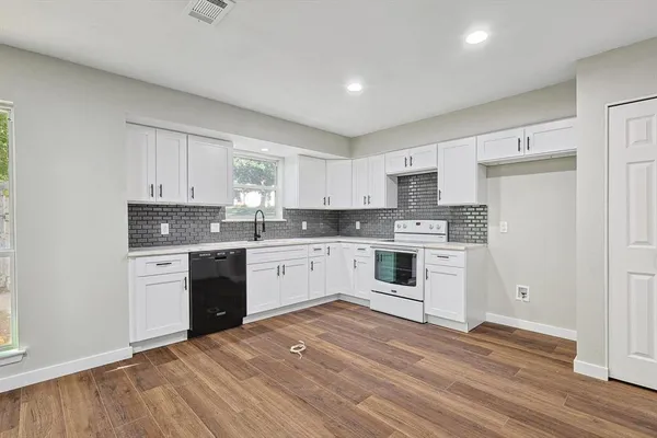 $2,300 | 1302 Palm Street, Mansfield, TX 76063