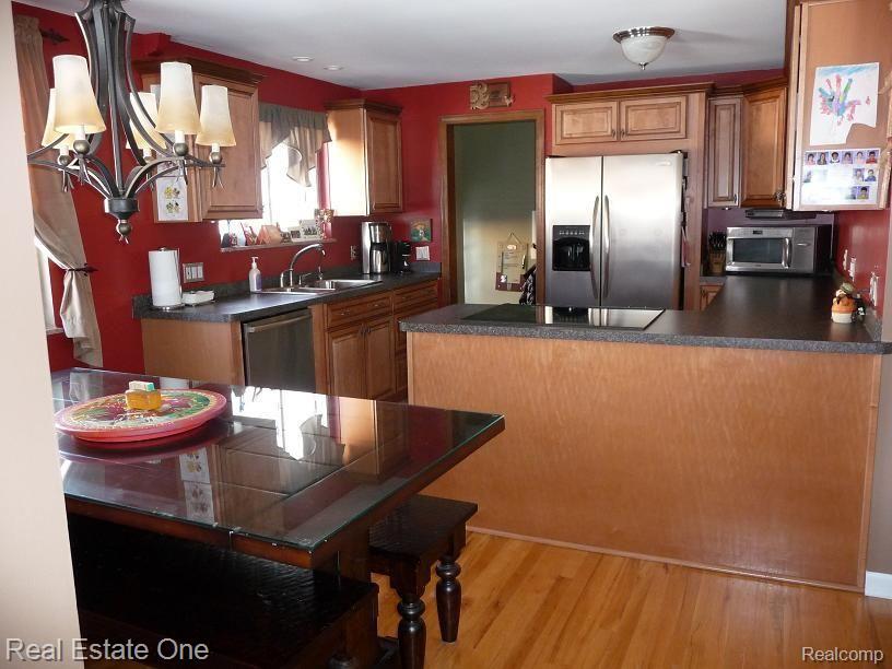 123 South Alice Avenue Rochester, MI 48307 - Photo 4 of 11 kitchen