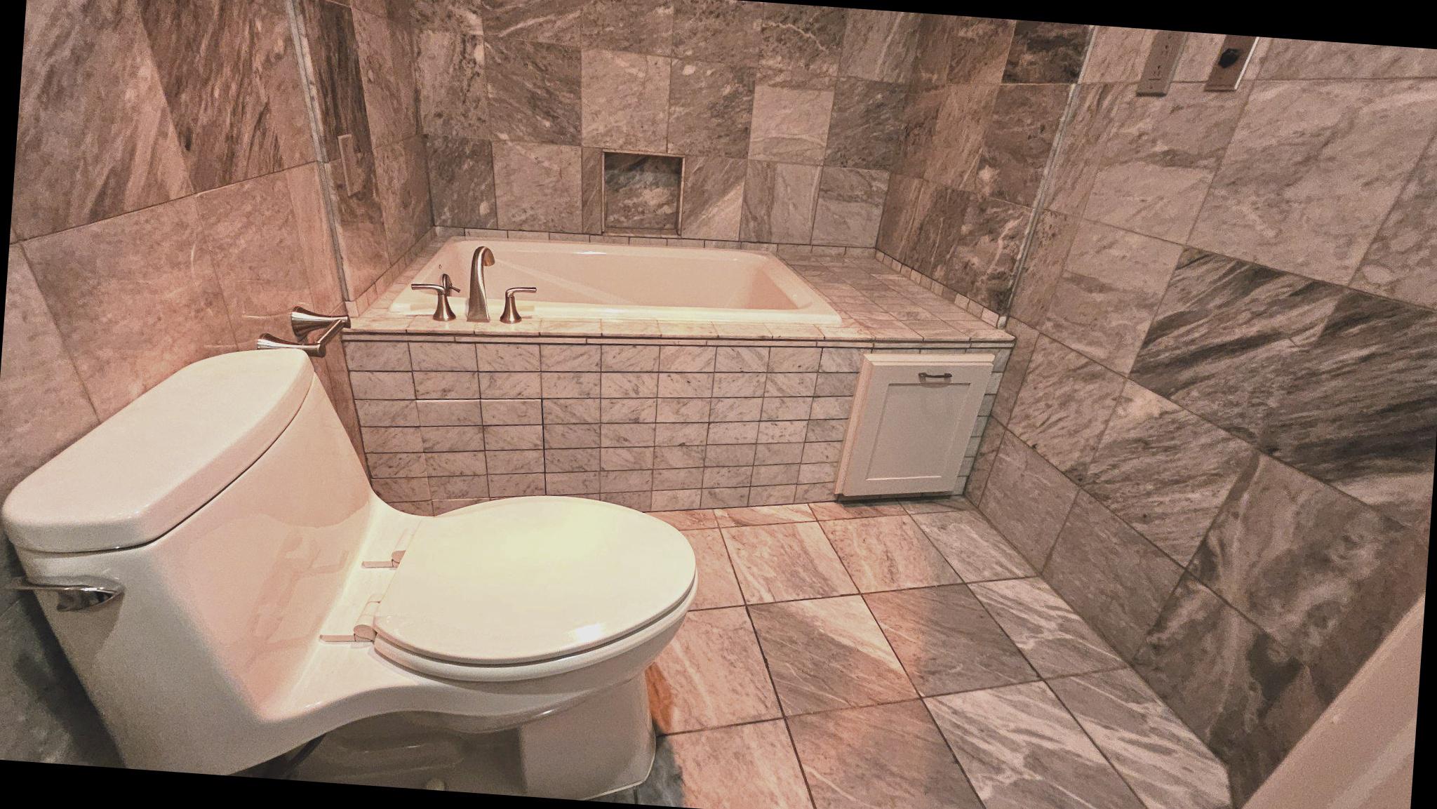 3801 Canterbury Road, Unit 703 Baltimore, MD 21218 - Photo 15 of 32 Primary Bathroom - Soaking Tub