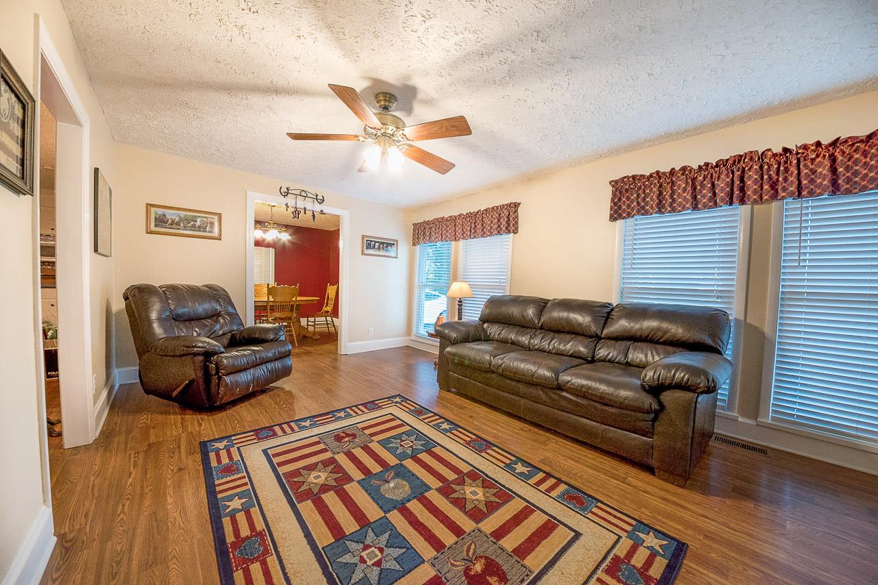 5996 Elam Road Murfreesboro, TN 37127 - Photo 6 of 20 Large living room NEW LAMINATE!