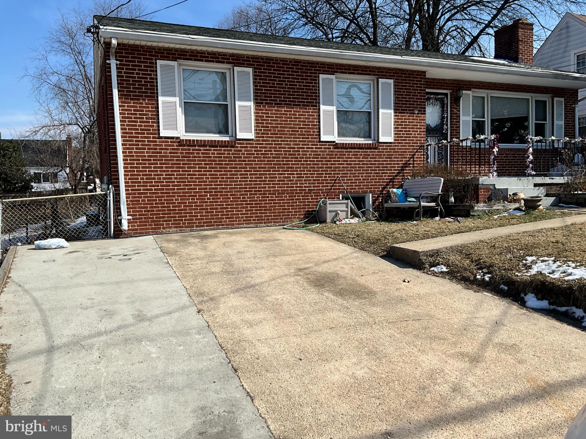 a view of a house with backyard