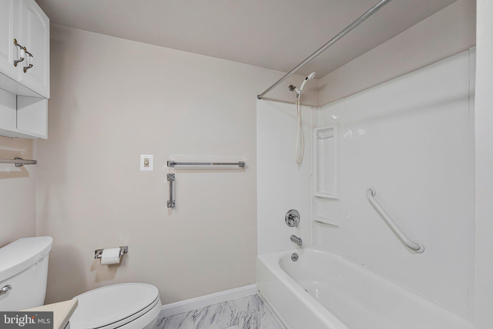 19385 Cypress Ridge Terrace, Unit 815 Leesburg, VA 20176 - Photo 19 of 35 a bathroom with a toilet and a bathtub