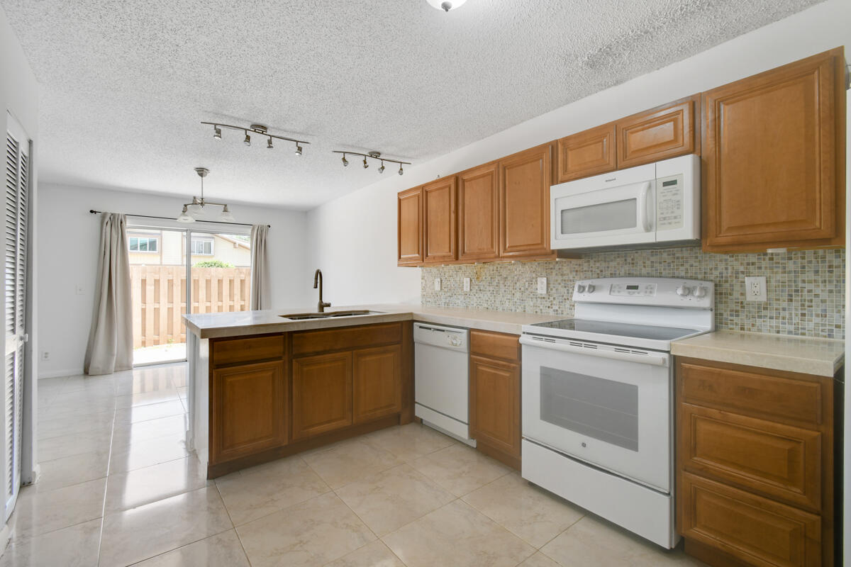 324 Maplecrest Circle Jupiter, FL 33458 - Photo 13 of 29 DSC_4061
