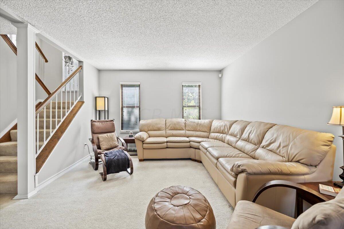 6277 Rutherford Place, Unit D Columbus, OH 43213 - Photo 4 of 25 04-Living room