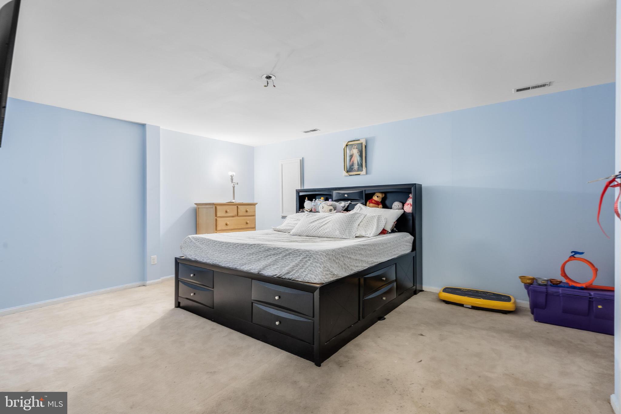 14087 Asher View Centreville, VA 20121 - Photo 22 of 26 Spacious bedroom with calming blue walls.
