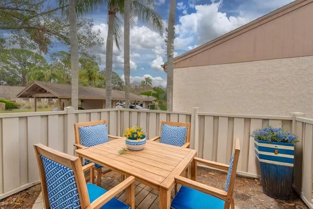 a view of a yard with an tree